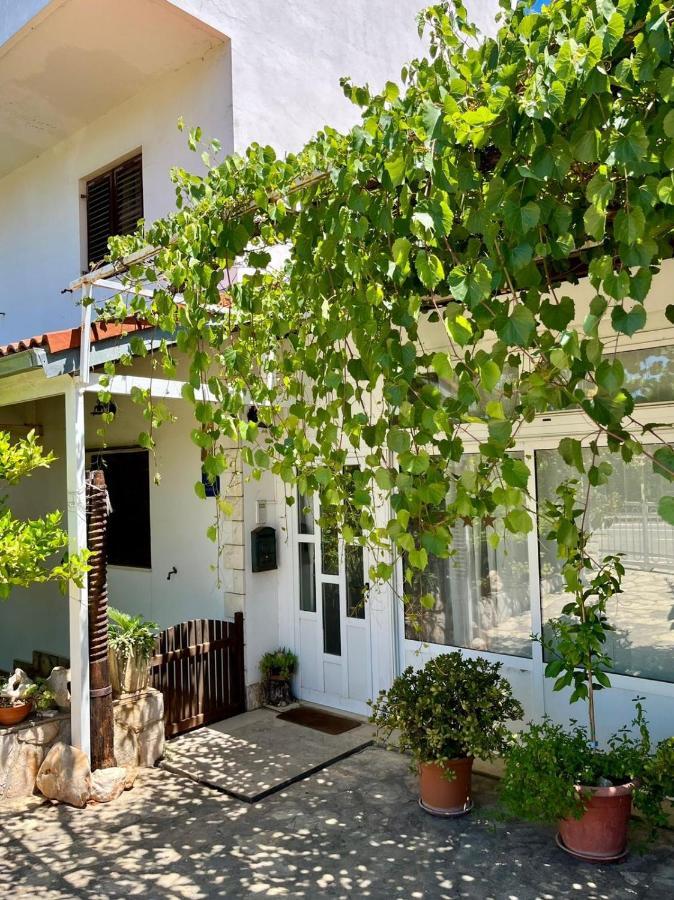 Apartman Gorana With Swimming Pool Jelsa  Exteriör bild